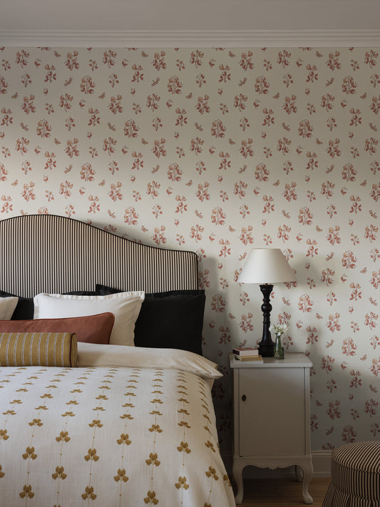  An airy pattern of fragrant flowers and beautiful insects adorns the Floral wallpaper Luktärt. 