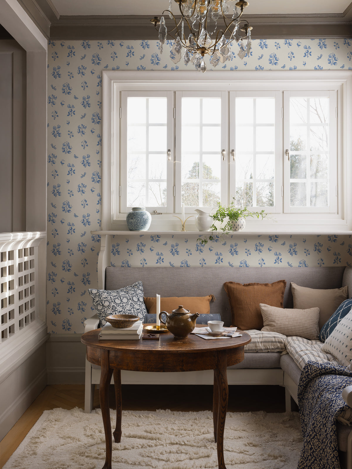  The Floral wallpaper Luktärt is created with inspiration from all the beautifully painted tiled stoves in our Swedish manor houses. 
