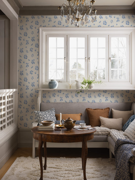  The Floral wallpaper Luktärt is created with inspiration from all the beautifully painted tiled stoves in our Swedish manor houses. 