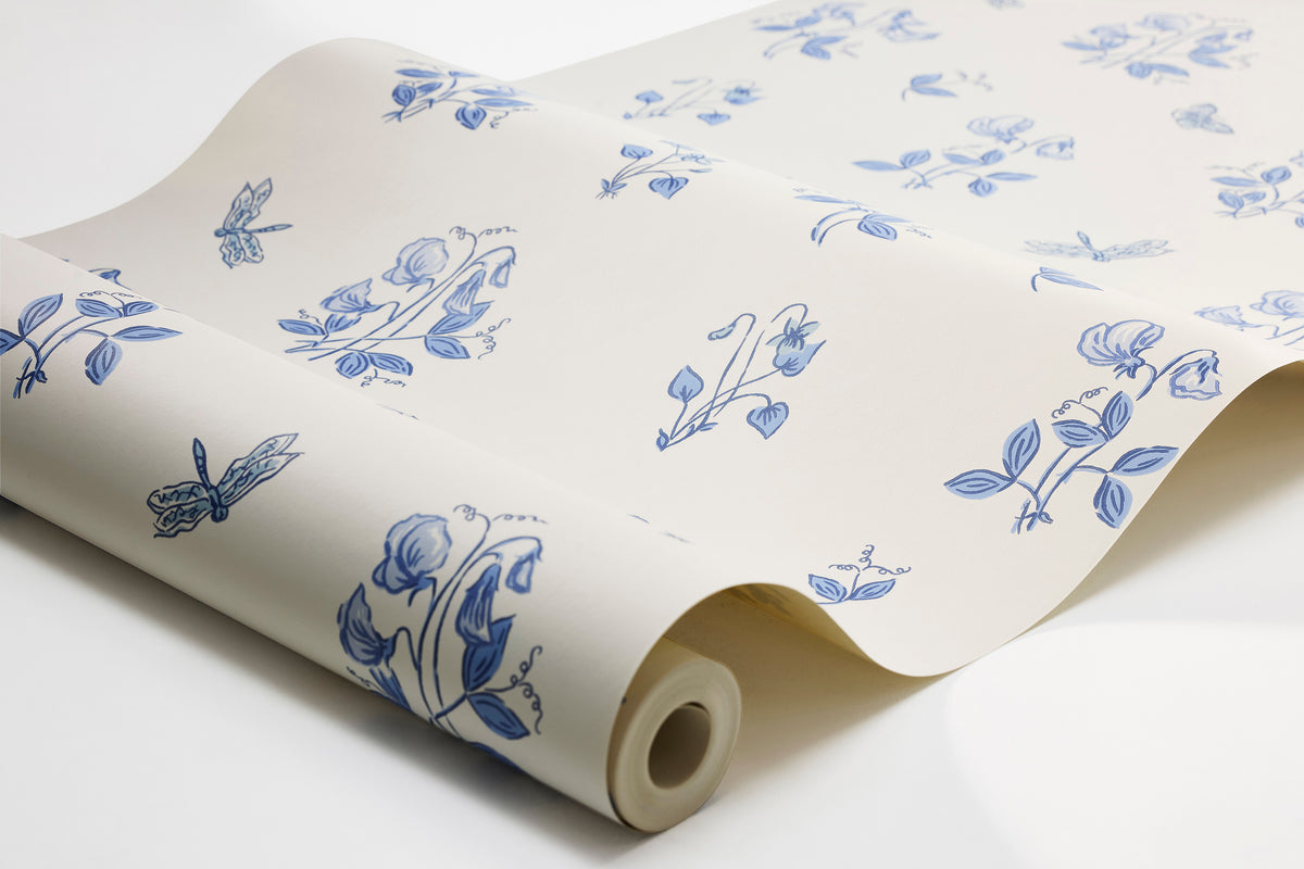  The Floral wallpaper Luktärt is created with inspiration from all the beautifully painted tiled stoves in our Swedish manor houses. 