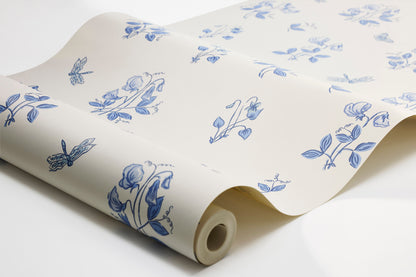  The Floral wallpaper Luktärt is created with inspiration from all the beautifully painted tiled stoves in our Swedish manor houses. 