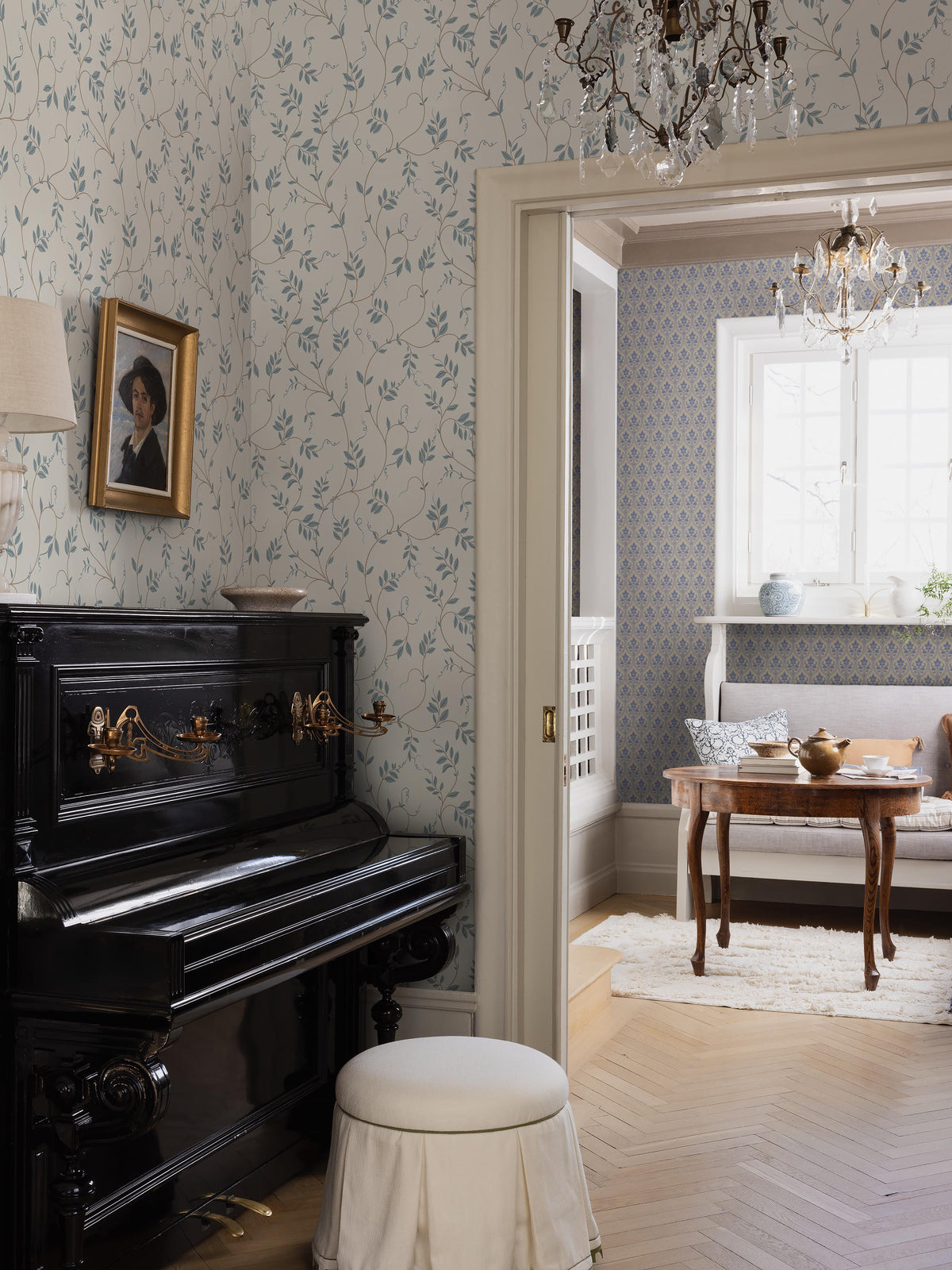 Delicate foliage with decorative tendrils winds across the Klockranka wallpaper. The cobaea plant has a long history in Sweden and was already sold in Swedish seed catalogues at the beginning of the 19th century.