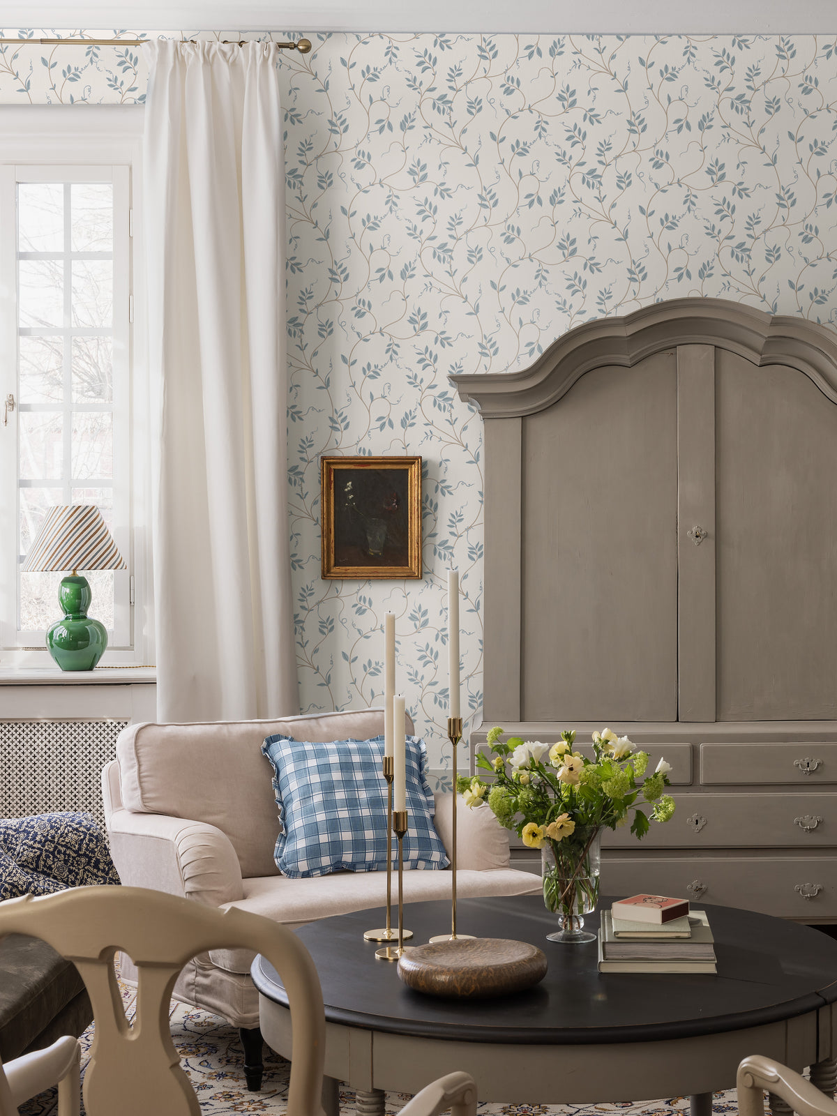 Delicate foliage with decorative tendrils winds across the Klockranka wallpaper. The cobaea plant has a long history in Sweden and was already sold in Swedish seed catalogues at the beginning of the 19th century.