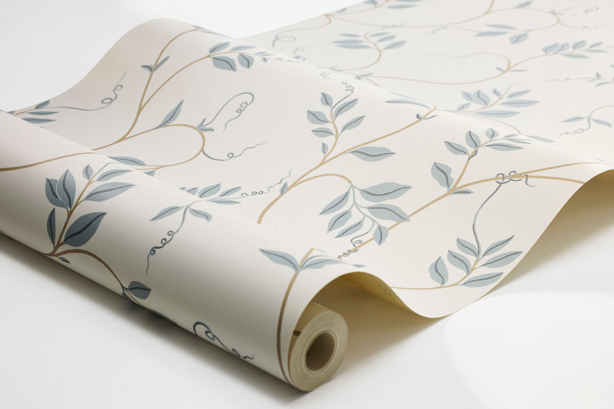Delicate foliage with decorative tendrils winds across the Klockranka wallpaper. The cobaea plant has a long history in Sweden and was already sold in Swedish seed catalogues at the beginning of the 19th century.