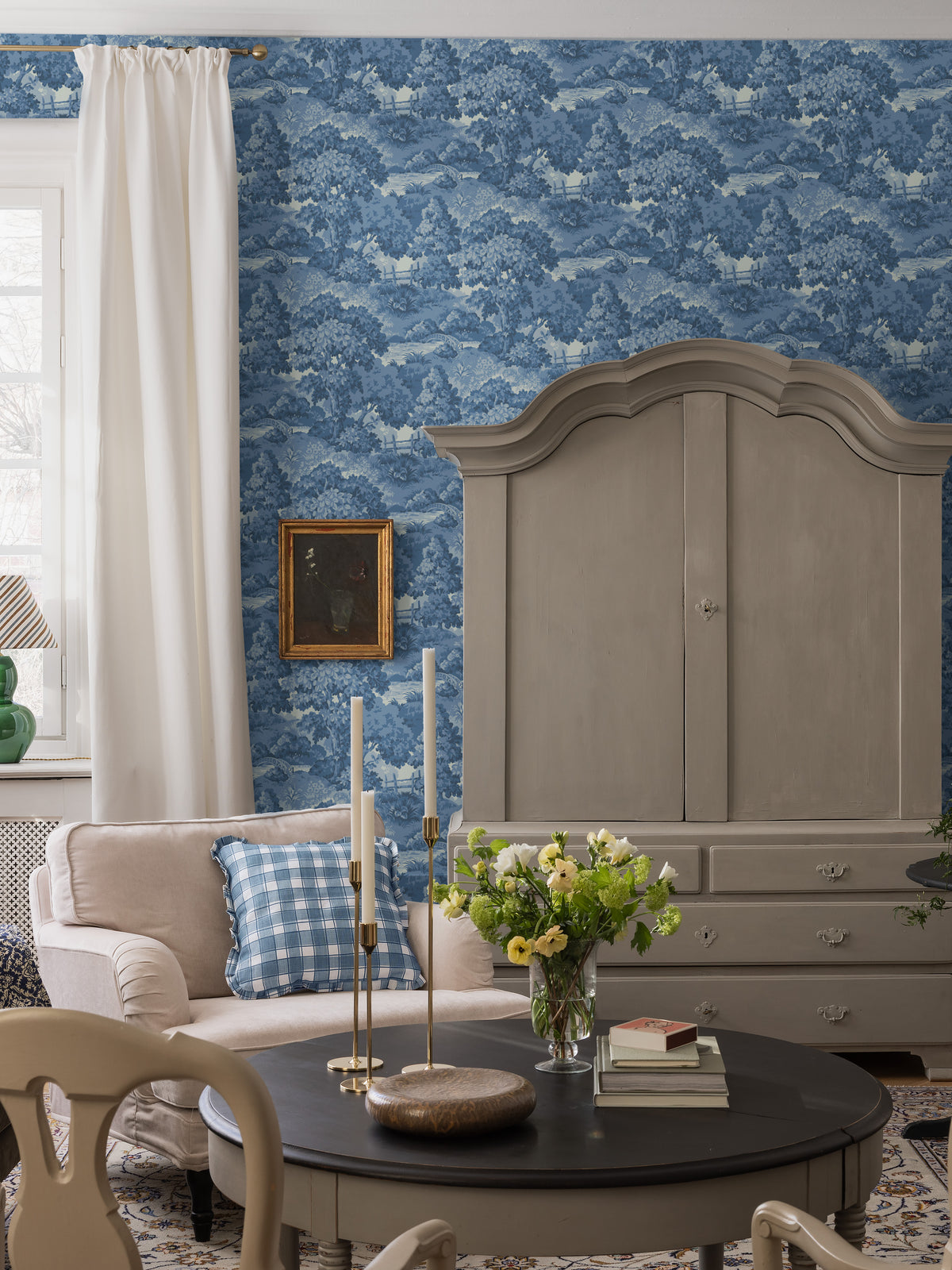  The Alnarp wallpaper is a tribute to the parks surrounding Swedish castles and manor houses – many renowned for their arboretums; tree collections featuring species from all over the world. 
