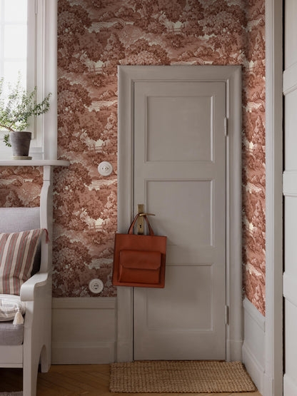 Across the Alnarp wallpaper stretches a lush, park-like landscape – a rich, vibrant pattern that gives the room a cosy and elegant atmosphere. 