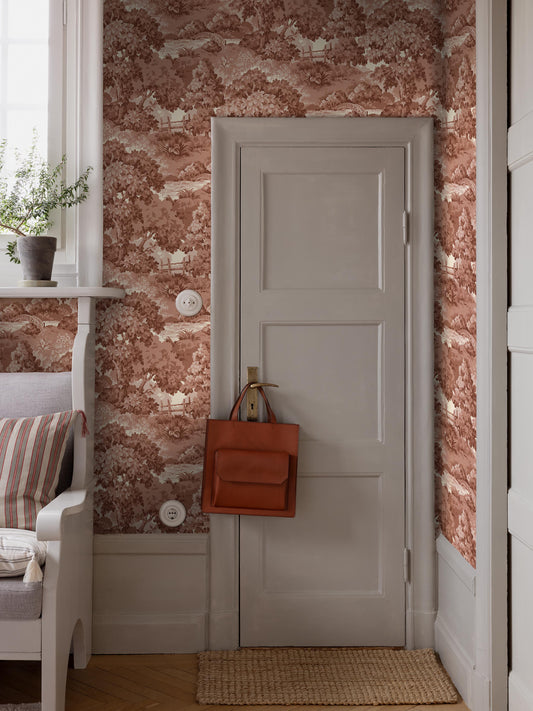  Across the Alnarp wallpaper stretches a lush, park-like landscape – a rich, vibrant pattern that gives the room a cosy and elegant atmosphere. 