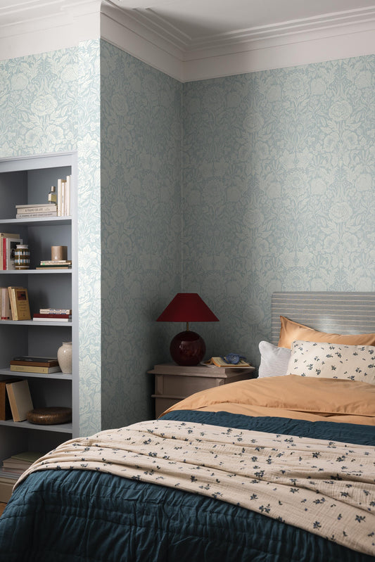  Inspired by the Leksand manor house of the same name, we created the large-floral wallpaper Hildasholm, shown here in glue print with a white pattern on a light blue background. 