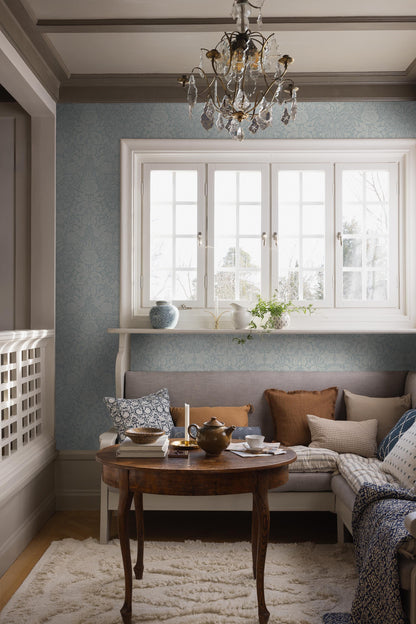 Inspired by the Leksand manor house of the same name, we created the large-floral wallpaper Hildasholm, shown here in glue print with a white pattern on a light blue background. 