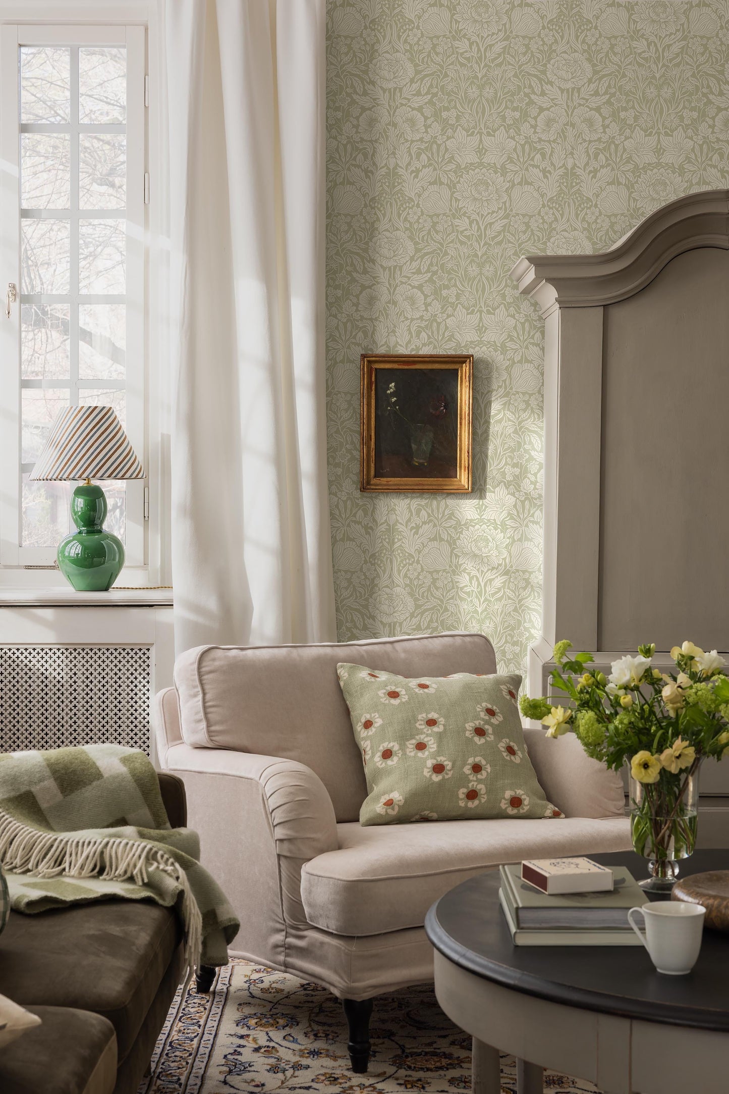  The large-floral Hildasholm is a newly drawn wallpaper, inspired by the Arts and Crafts gardens surrounding the Hildasholm manor house in Leksand. 