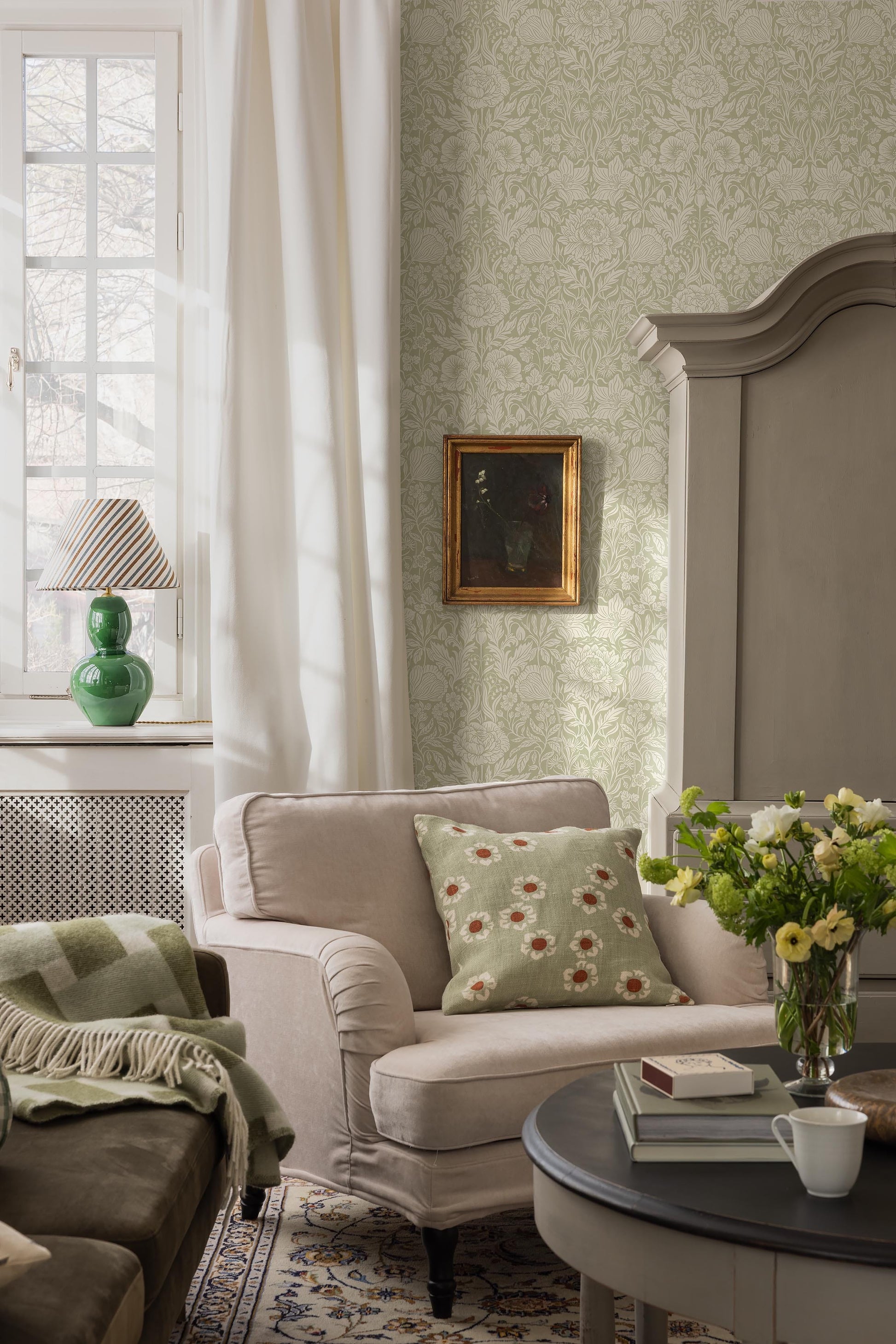  The large-floral Hildasholm is a newly drawn wallpaper, inspired by the Arts and Crafts gardens surrounding the Hildasholm manor house in Leksand. 