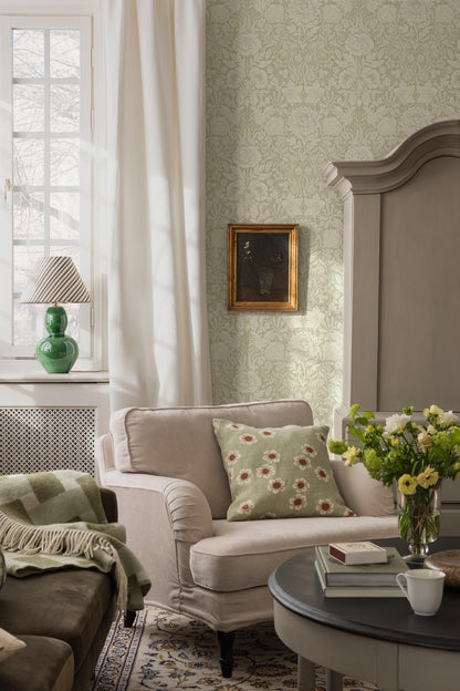  The large-floral Hildasholm is a newly drawn wallpaper, inspired by the Arts and Crafts gardens surrounding the Hildasholm manor house in Leksand. 