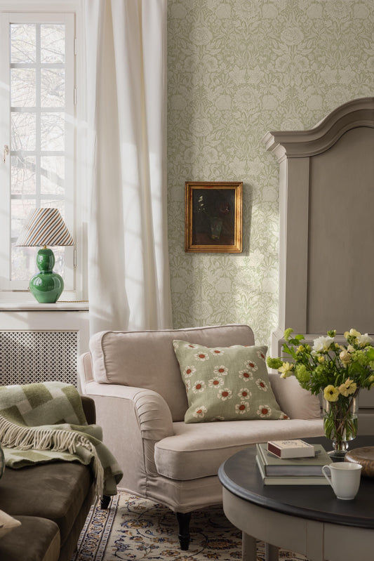  The large-floral Hildasholm is a newly drawn wallpaper, inspired by the Arts and Crafts gardens surrounding the Hildasholm manor house in Leksand. 