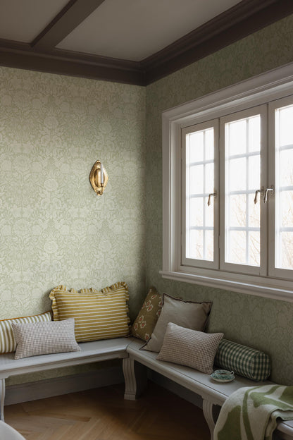  The large-floral Hildasholm is a newly drawn wallpaper, inspired by the Arts and Crafts gardens surrounding the Hildasholm manor house in Leksand. 