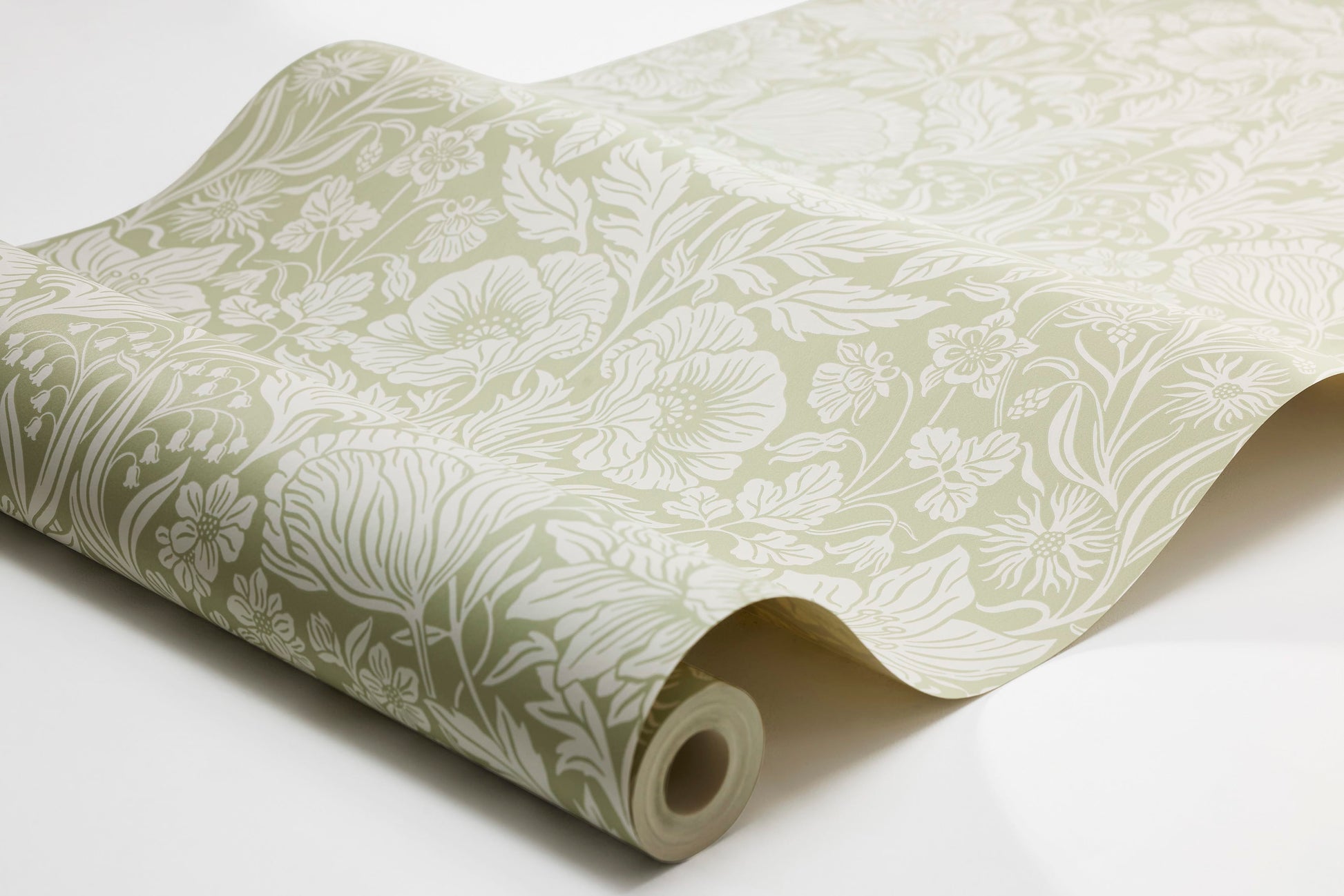  The large-floral Hildasholm is a newly drawn wallpaper, inspired by the Arts and Crafts gardens surrounding the Hildasholm manor house in Leksand. 