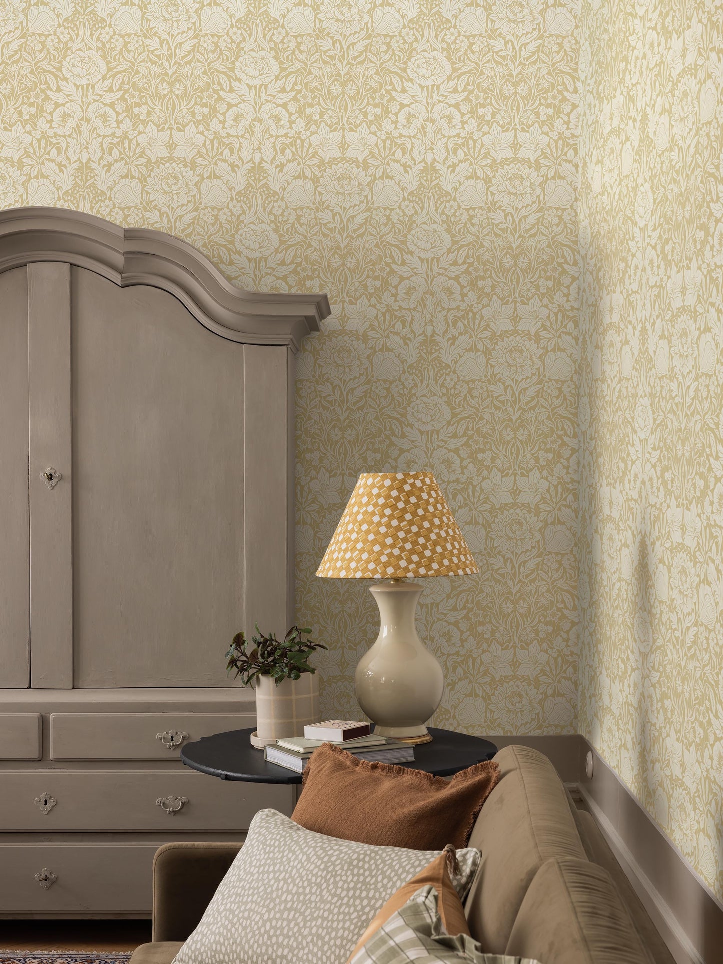  The large-floral wallpaper Hildasholm is inspired by the gardens surrounding Hildasholm manor house on the shores of Lake Siljan. 