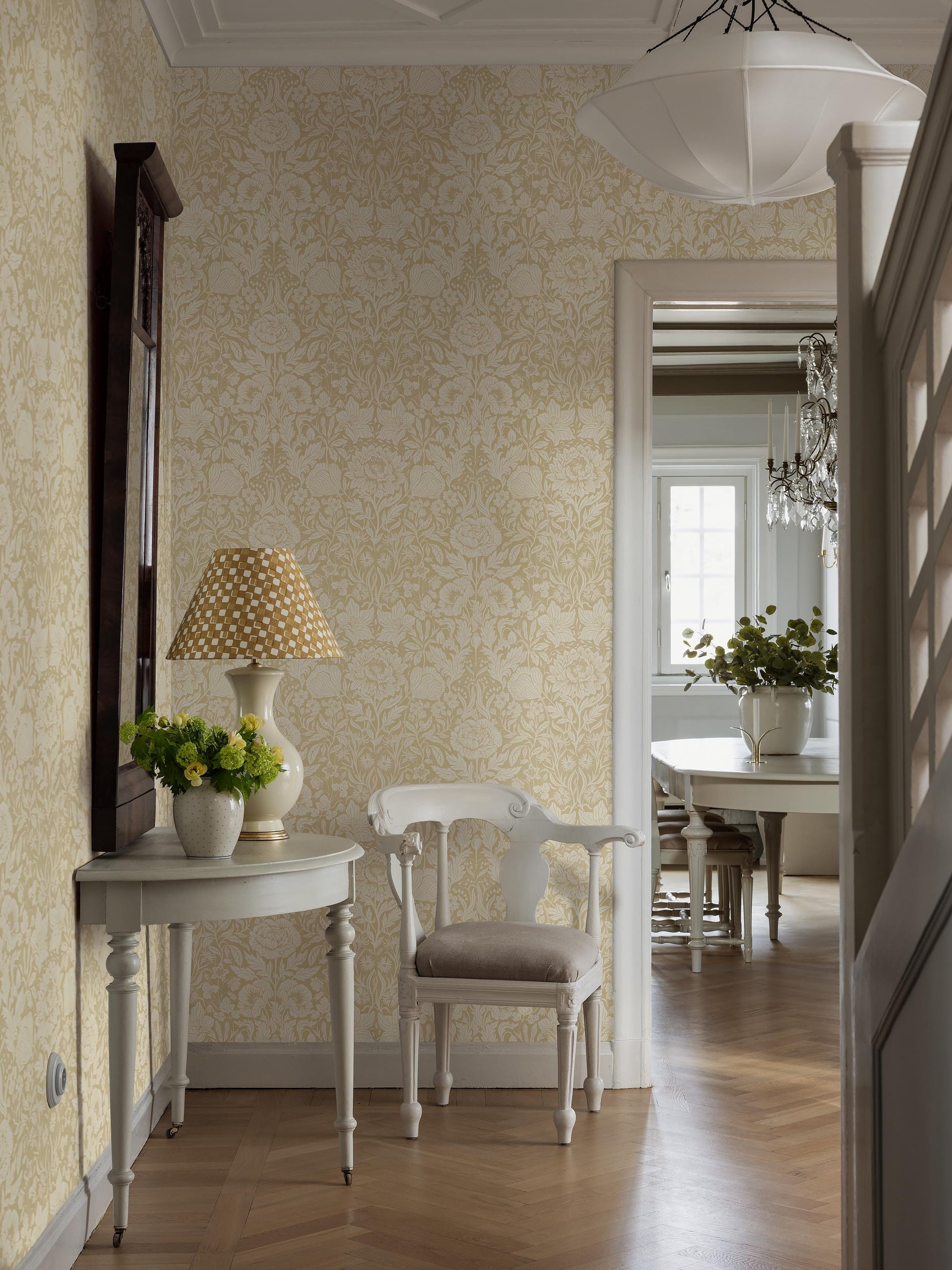  The large-floral wallpaper Hildasholm is inspired by the gardens surrounding Hildasholm manor house on the shores of Lake Siljan. 