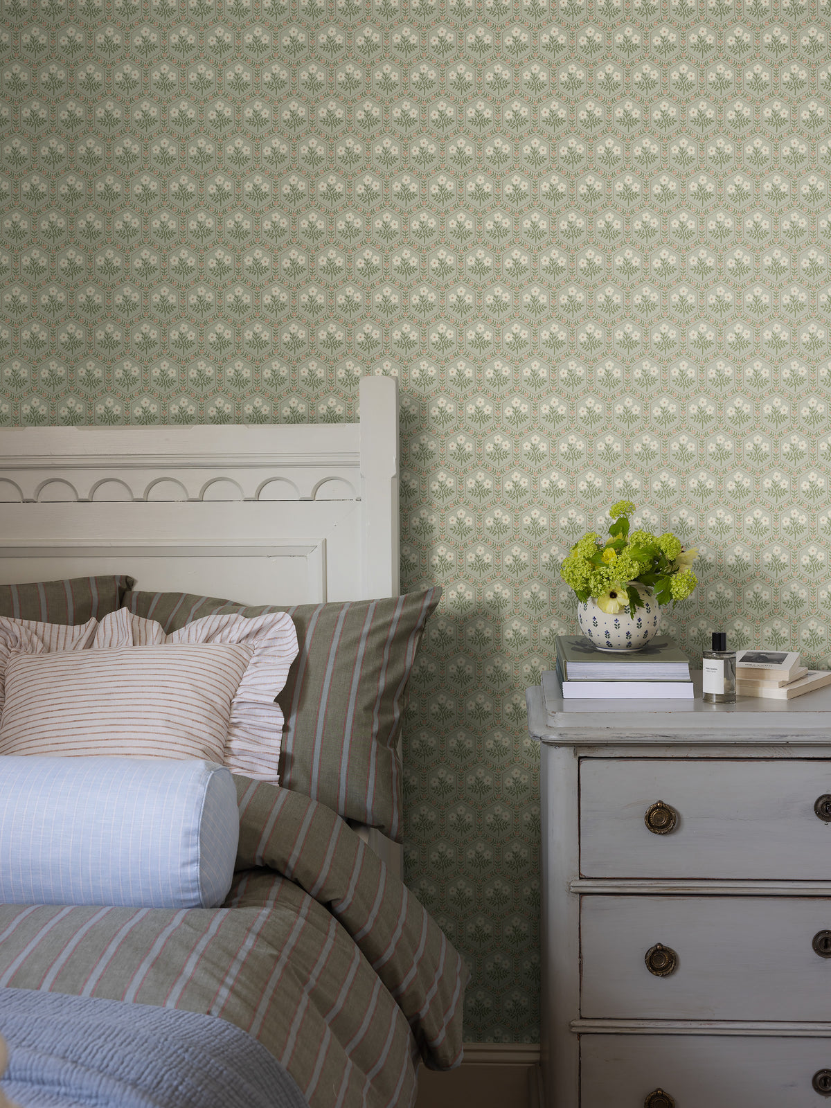  The Small-scale wallpaper Cecilia's cute, geometric floral pattern is created with inspiration from a furniture fabric from the first half of the 20th century. 