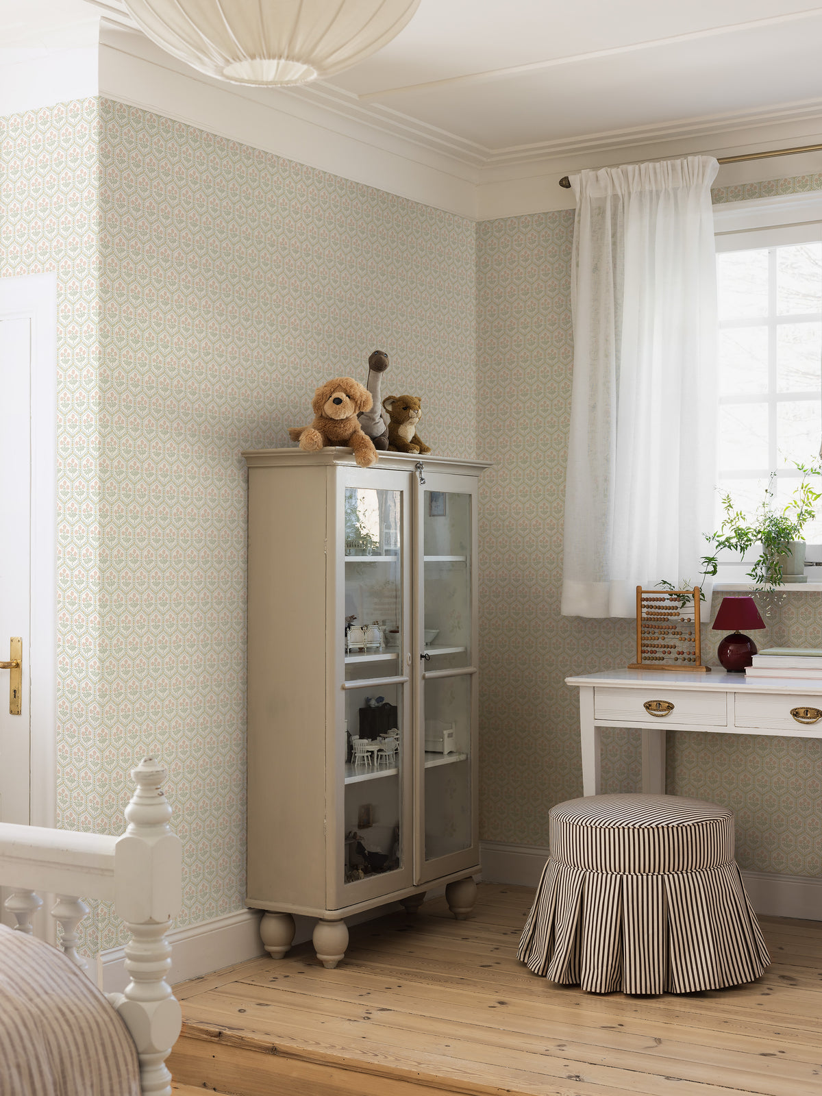 The light, small-flowered wallpaper Cecilia is inspired by a rustic furnishing fabric from the first half of the 20th century. 