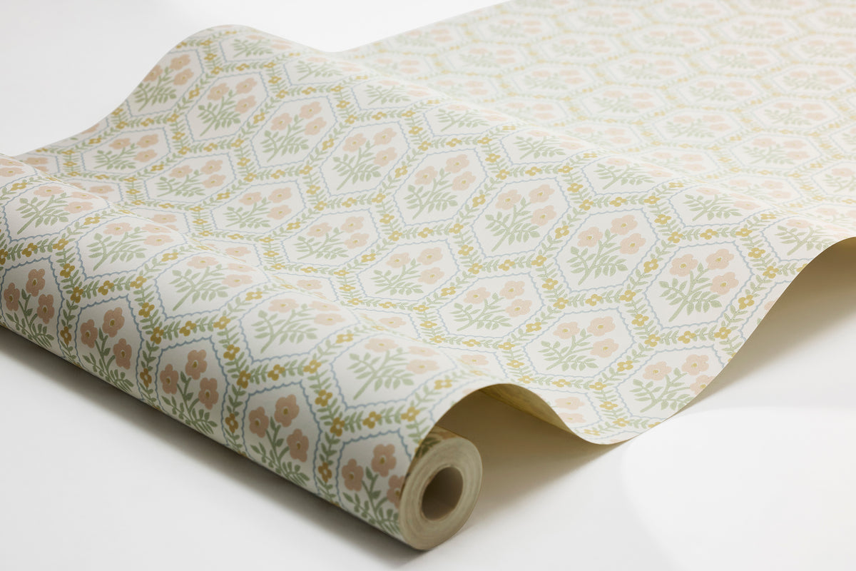  The light, small-flowered wallpaper Cecilia is inspired by a rustic furnishing fabric from the first half of the 20th century. 