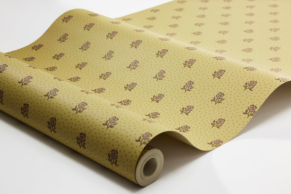  The small-floral wallpaper Déesiré is adorned with a charming floral pattern, with sweet little dots that tie the whole design together. 