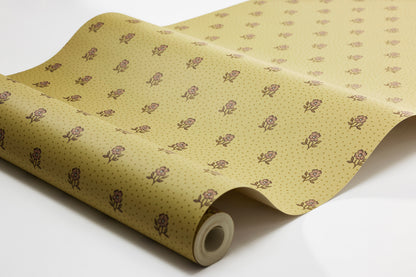  The small-floral wallpaper Déesiré is adorned with a charming floral pattern, with sweet little dots that tie the whole design together. 