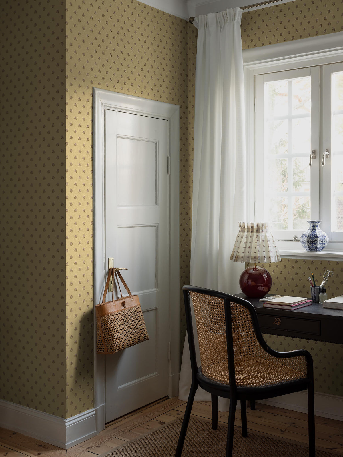  The small-floral wallpaper Déesiré is adorned with a charming floral pattern, with sweet little dots that tie the whole design together. 