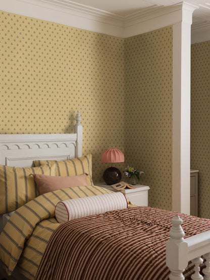  The small-floral wallpaper Déesiré is adorned with a charming floral pattern, with sweet little dots that tie the whole design together. 