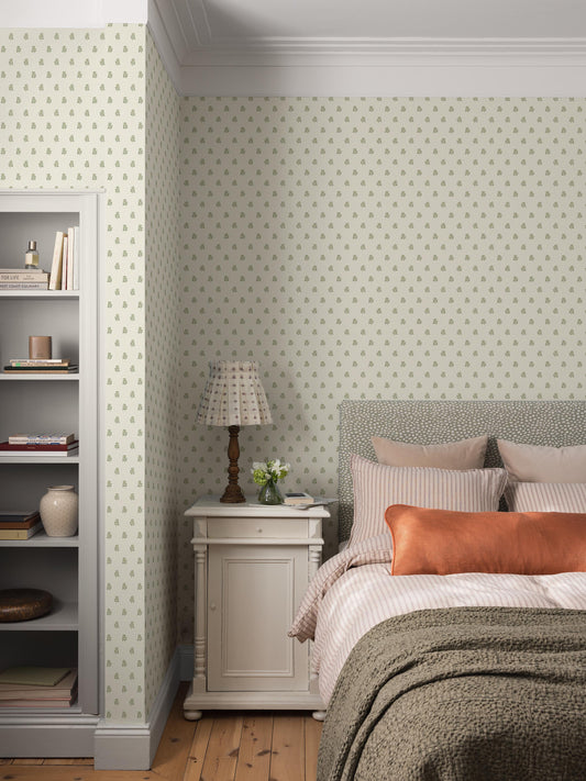 Beige small flowers with turquoise centres and green foliage on an off-white background, with delicate dots tying the whole design together – the small floral wallpaper Déesiré has a classic country-style expression that creates a cosy atmosphere in both small and large rooms.