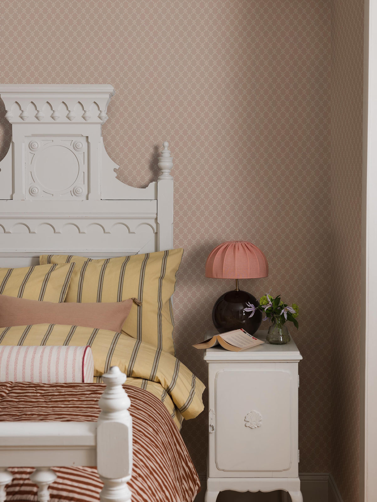 Herman is a decorative, small-patterned wallpaper that suits both small and large rooms thanks to its calm composition. 