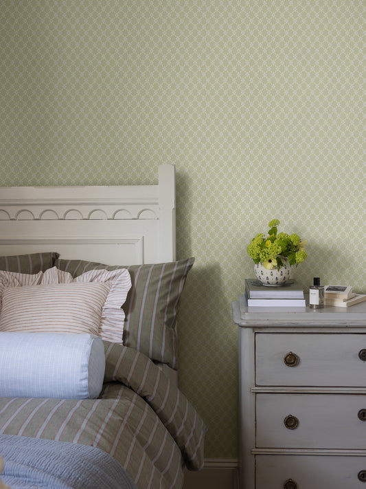  The lily-green Small-scale wallpaper Herman features a diagonal check pattern decorated with charming little flowers, here surface-printed in light beige and Dala blue. 