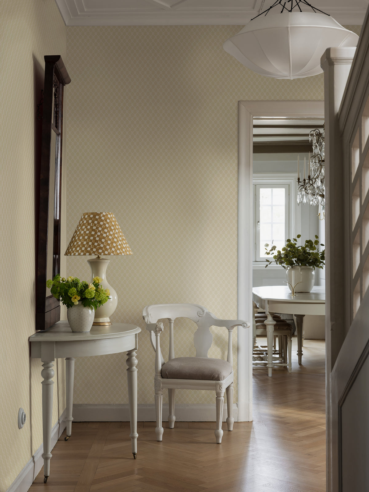  The light yellow Small-scale wallpaper Herman creates a warm, bright, and welcoming atmosphere in the room with its decorative small floral checks. 