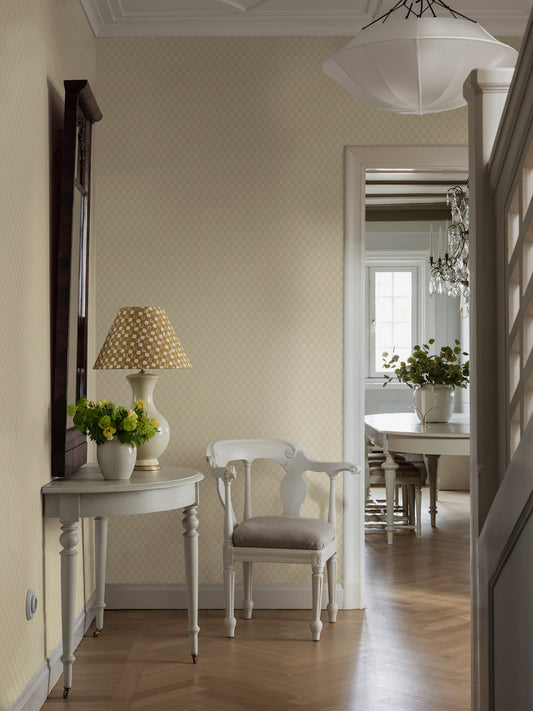  The light yellow Small-scale wallpaper Herman creates a warm, bright, and welcoming atmosphere in the room with its decorative small floral checks. 