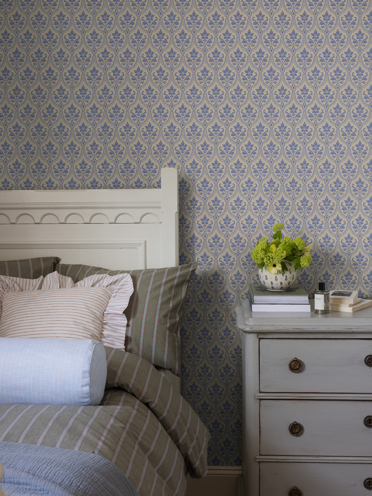 The Harald wallpaper’s pattern is classic and very typical of the late 19th century.
