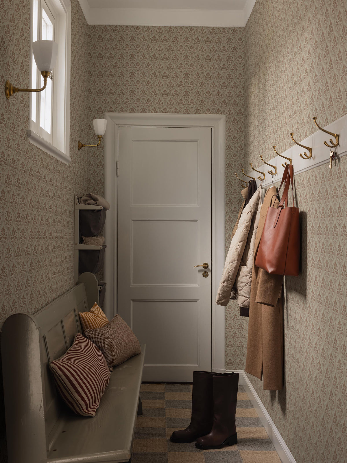  Harald is a decorative, patterned wallpaper in Classic style, recreated from an original dating from the late 19th century. 