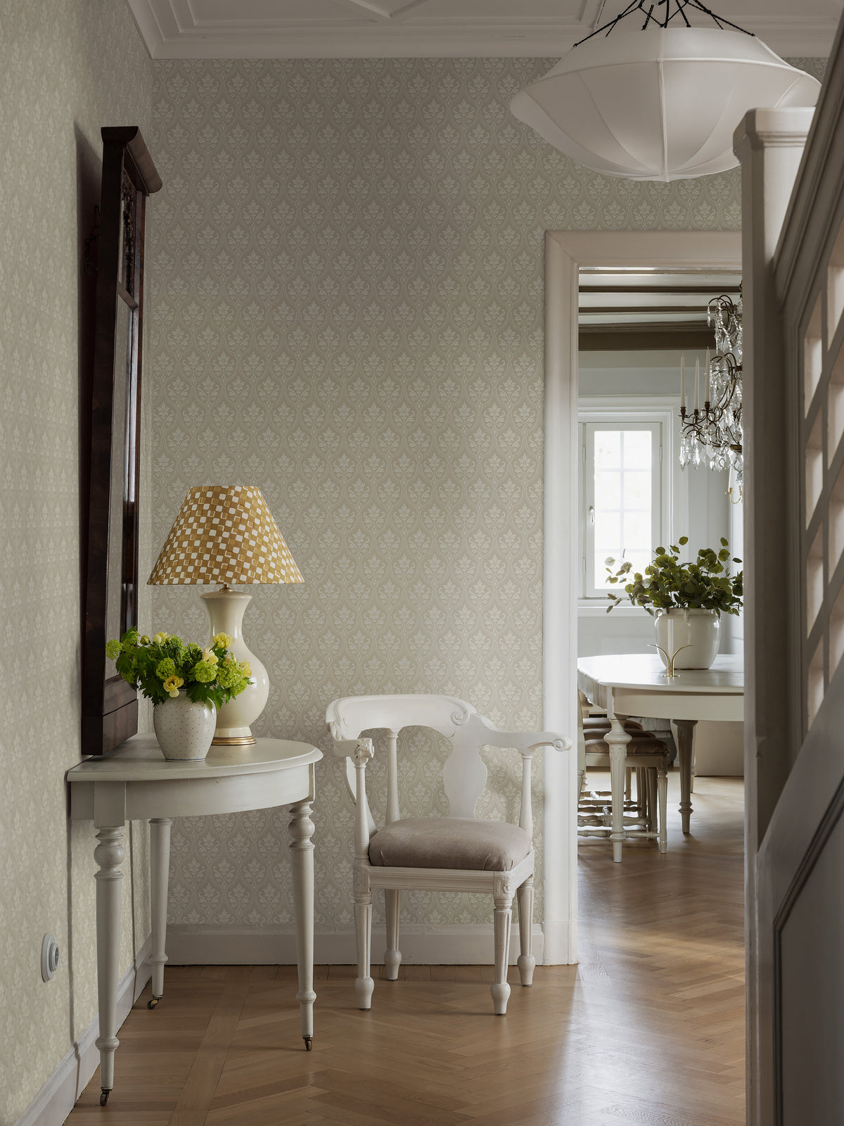 The Harald wallpaper’s decorative ornamentation exudes Classic elegance, while the light, soft color scheme gives this characteristic 19th-century wallpaper a light and airy expression.