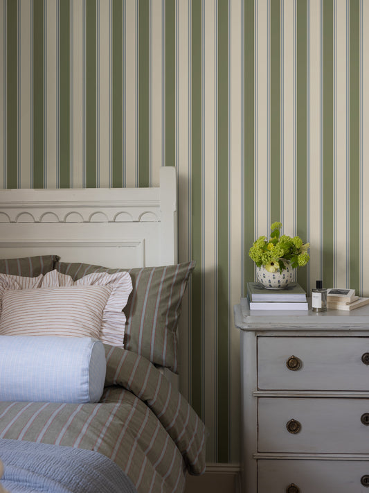 The Striped wallpaper Eleonora is a historic wallpaper from our archive, Classic elegant in its expression.