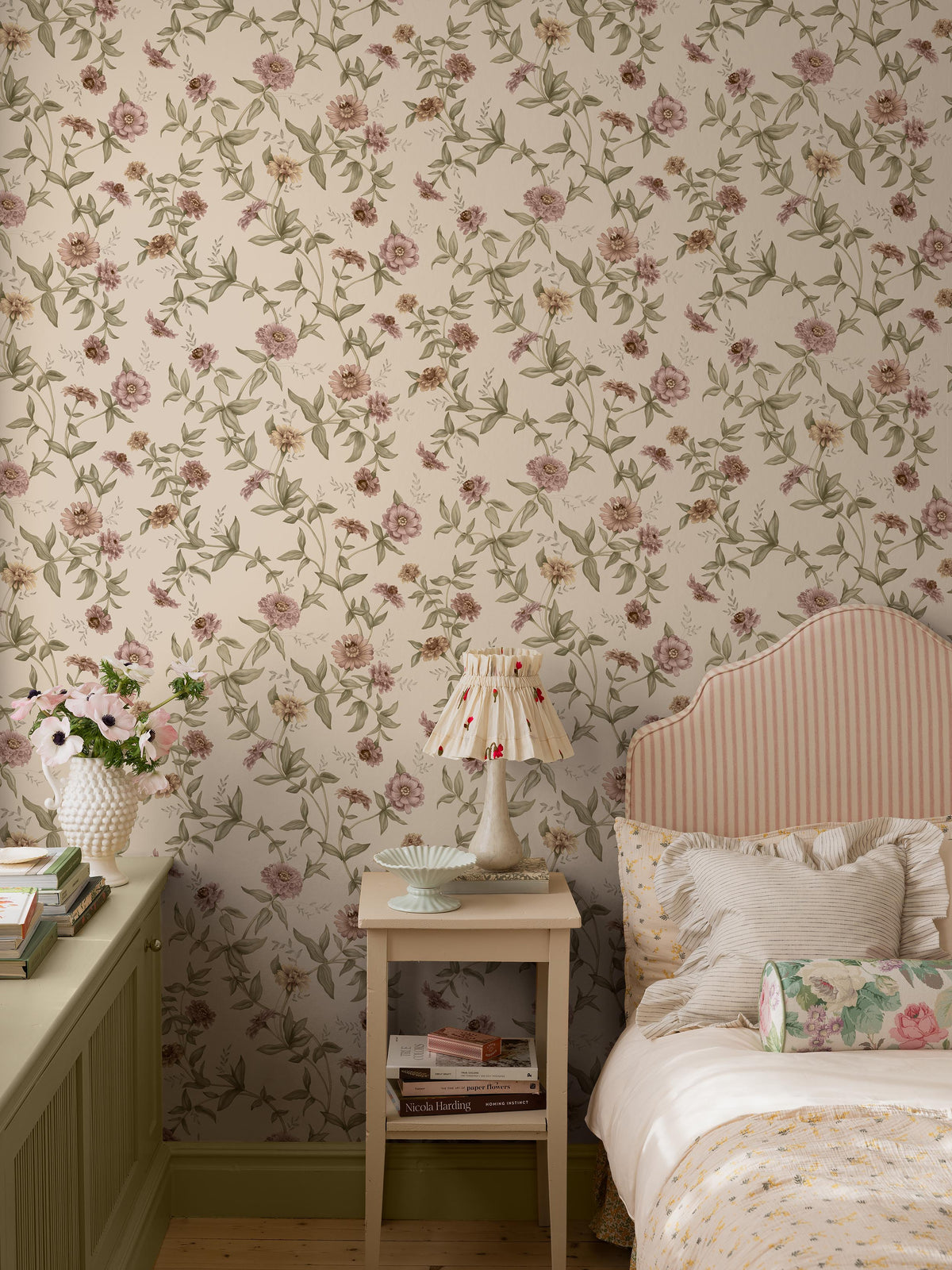 Flowing floral garlands cover the Floral wallpaper Zinnia – a romantic pattern that feels both powerful and delicate thanks to its airy composition.