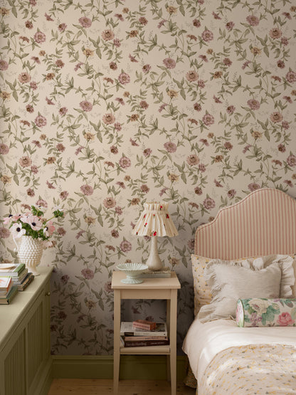 Flowing floral garlands cover the Floral wallpaper Zinnia – a romantic pattern that feels both powerful and delicate thanks to its airy composition.