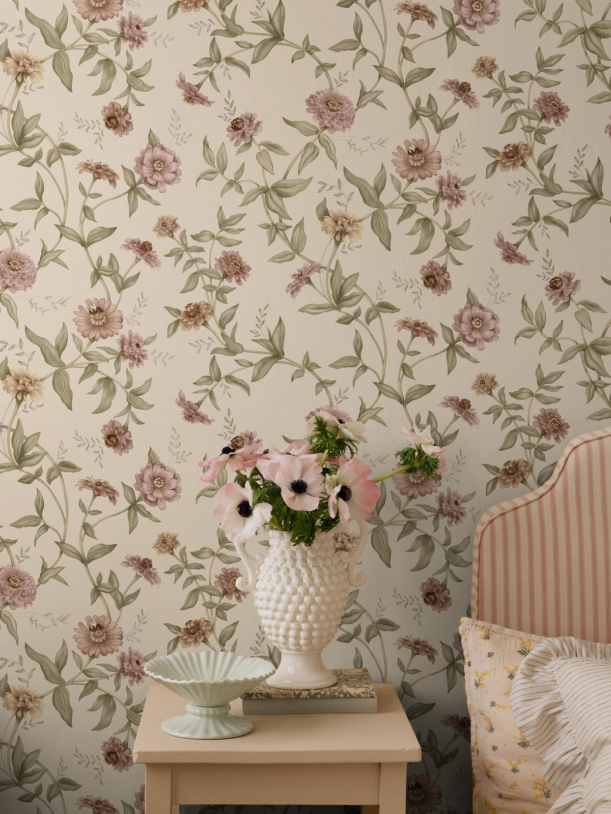 Flowing floral garlands cover the Floral wallpaper Zinnia – a romantic pattern that feels both powerful and delicate thanks to its airy composition.