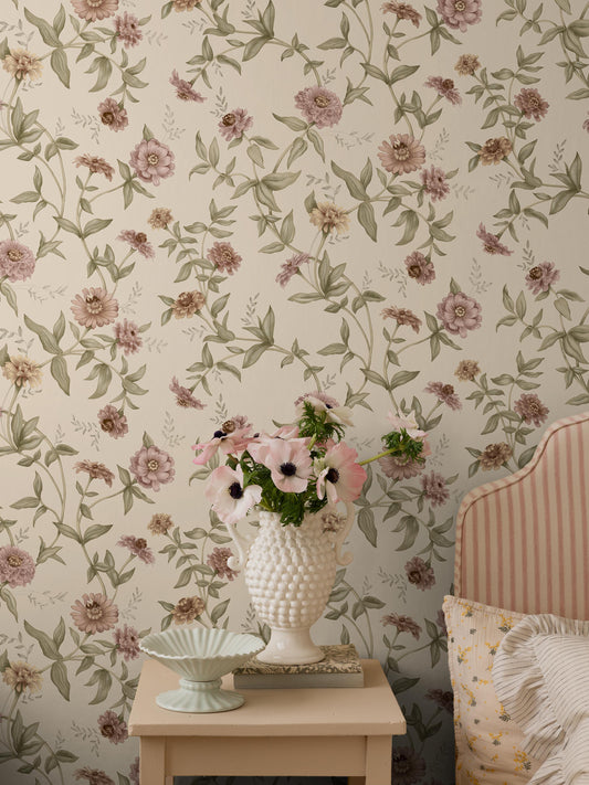Flowing floral garlands cover the Floral wallpaper Zinnia – a romantic pattern that feels both powerful and delicate thanks to its airy composition.