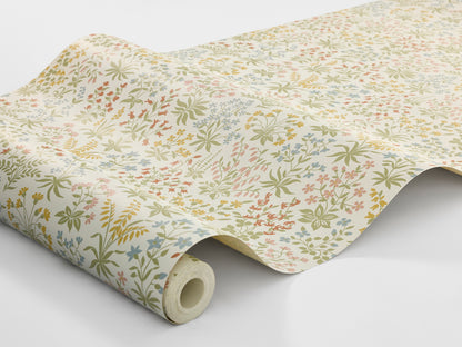 The light, small-flowered wallpaper Vildflora is covered with multicolored, stylized wildflowers.