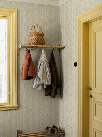 Garlands of black-eyed Susans and sweet little rose bouquets adorn the Striped mural wallpaper Hufvudsta Gård.