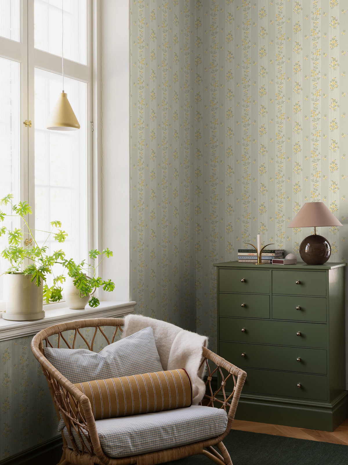Garlands of black-eyed Susans and sweet little rose bouquets adorn the Striped mural wallpaper Hufvudsta Gård.