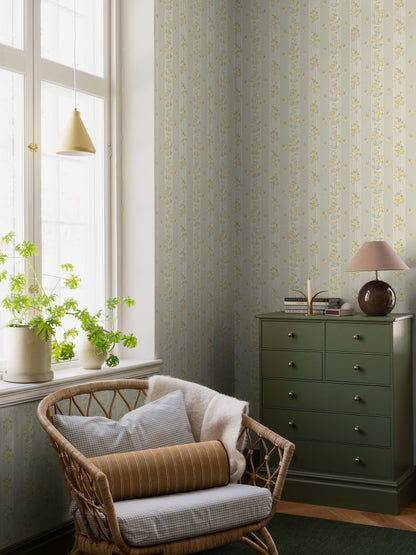 Garlands of black-eyed Susans and sweet little rose bouquets adorn the Striped mural wallpaper Hufvudsta Gård.