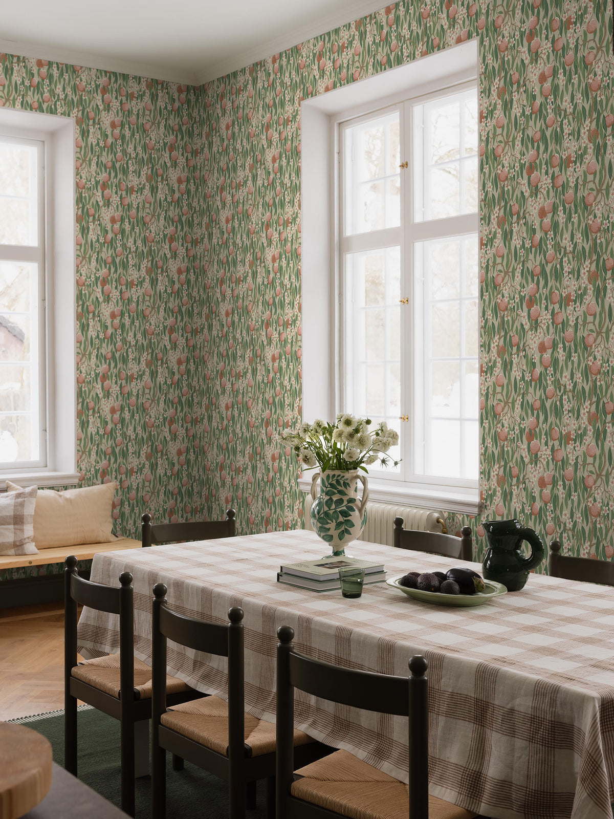 On the Peach Tree wallpaper, fully ripe fruits grow side by side with beautifully fragrant peach blossoms. 
