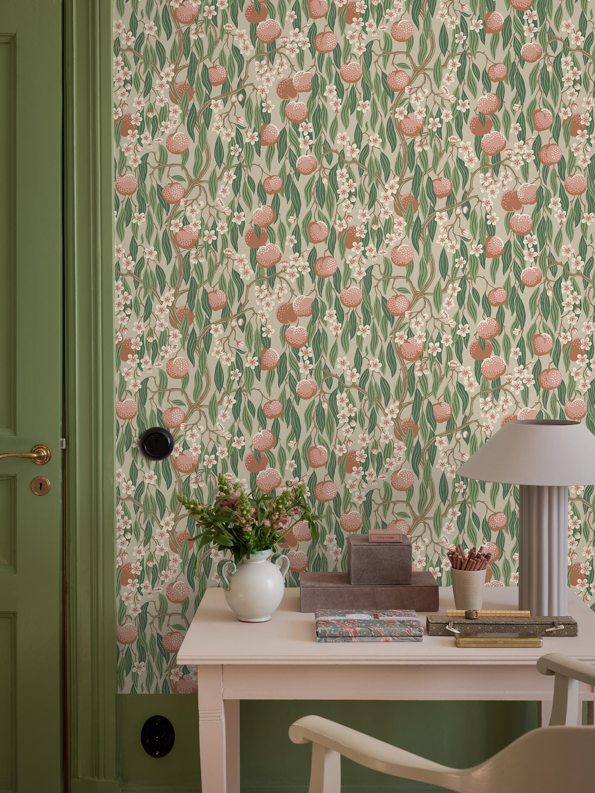 On the Peach Tree wallpaper, fully ripe fruits grow side by side with beautifully fragrant peach blossoms. 