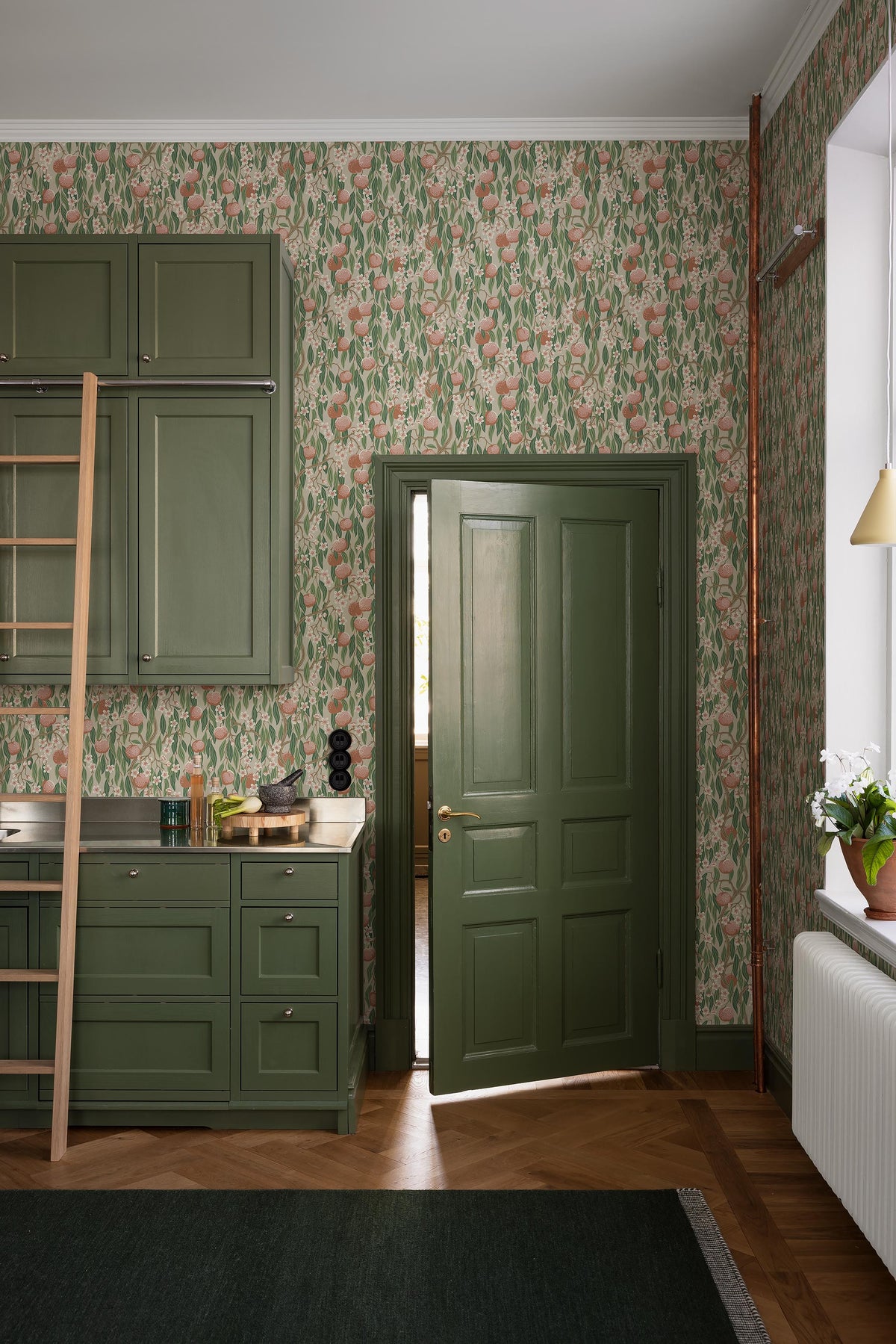 On the Peach Tree wallpaper, fully ripe fruits grow side by side with beautifully fragrant peach blossoms. 