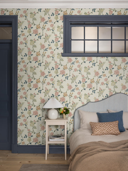 The light, Floral wallpaper Peony Garden is a newly drawn wallpaper with historical and oriental influences. An airy, delicate pattern where different kinds of flowers and leaves grow from one and the same winding branchwork.