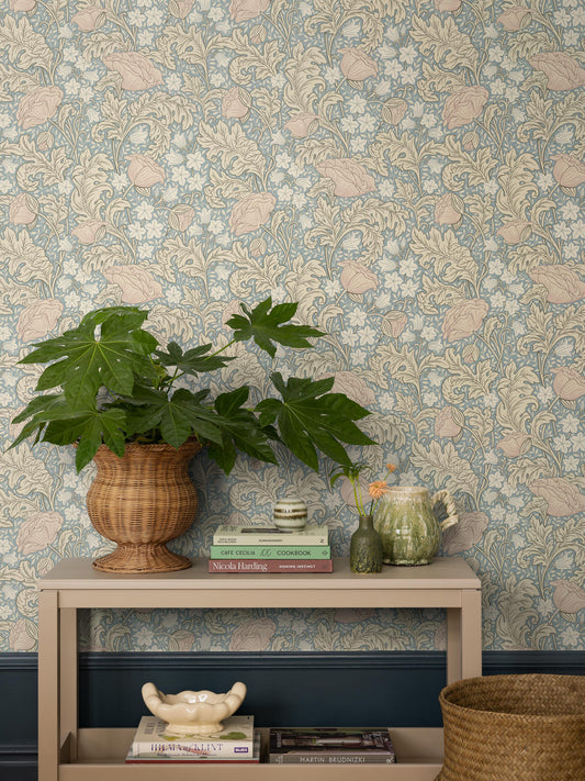The large-floral wallpaper Blomdansen is adorned with pale bluebells and magnificent peony poppies – featuring not only lush blooms but also truly extraordinary foliage.
